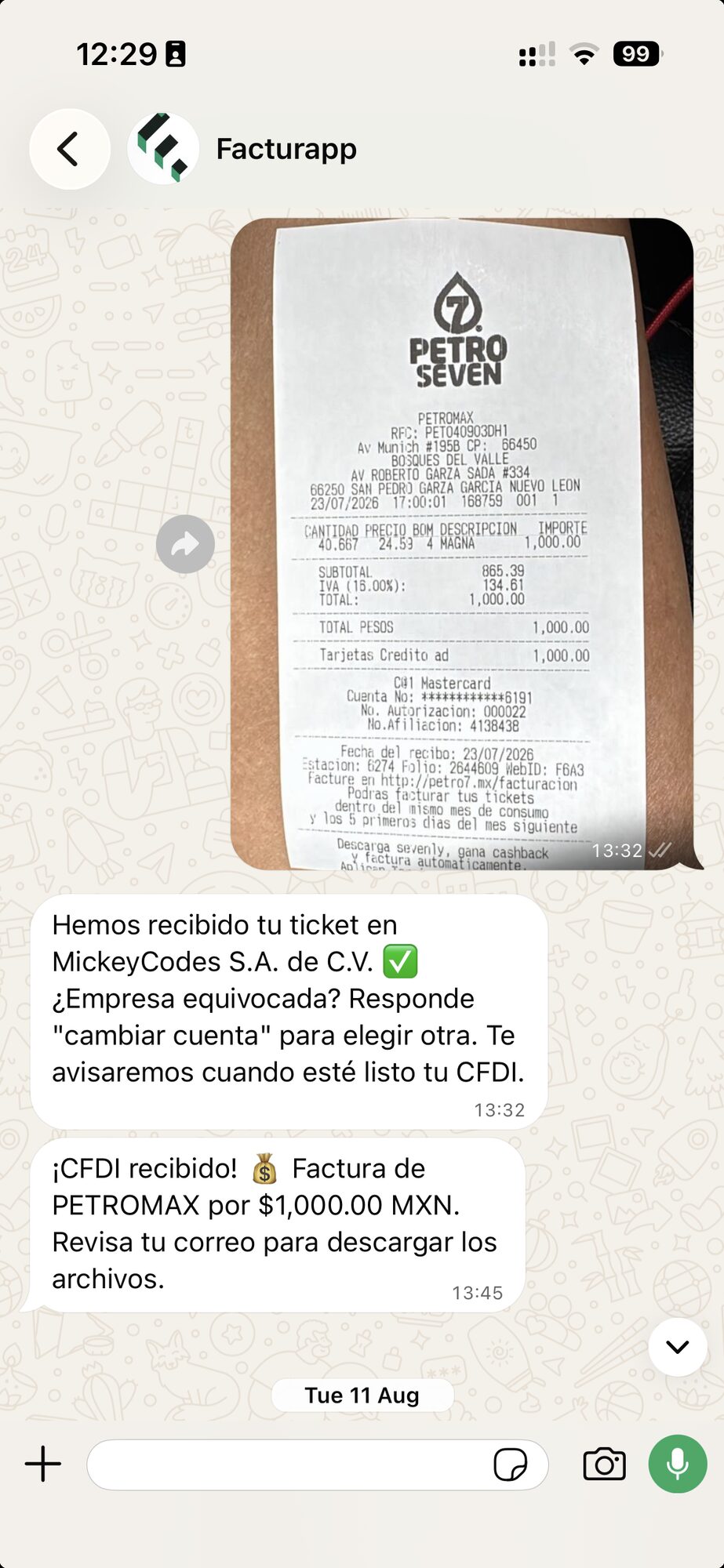 Conversación de WhatsApp con FacturApp: la foto de un ticket de gasolina, la confirmación de recibido y el aviso de que el CFDI ya llegó.